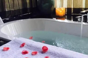 深圳宝安水疗池中的失重冥想：当身体学会漂浮